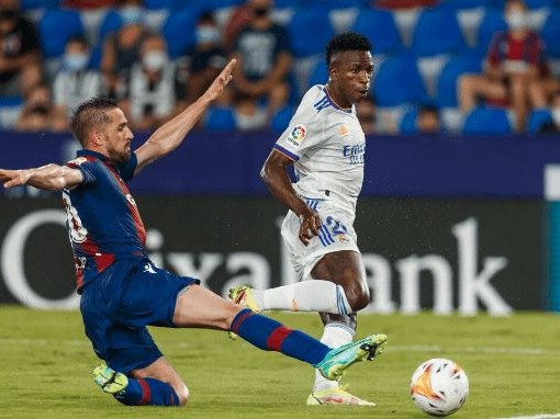   皇马5日后将迎战曼城，安切洛蒂确认启用费兰-门迪改造左路防守。瓜迪奥拉赛前示好：