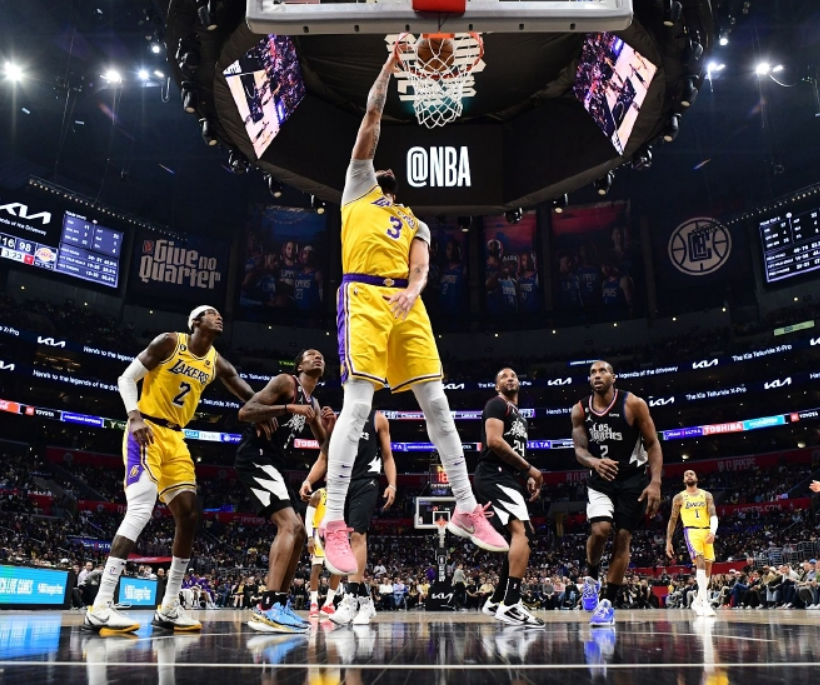  湖人遭遇四连败，詹姆斯赛后直言责任在我  